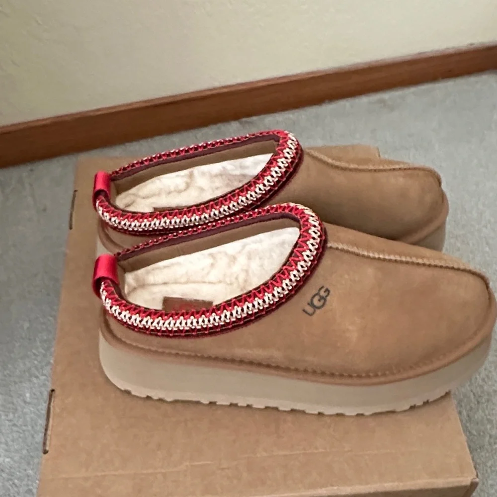 women UGG Tazz Brown Suede Slip-Ons with Red Trim sz 8 - Picture 2 of 7